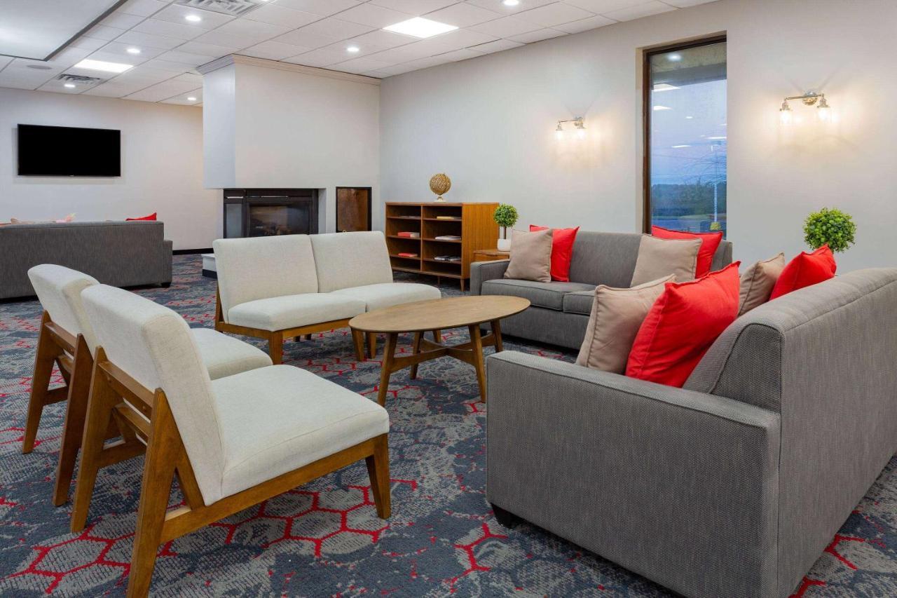 Ramada By Wyndham Hartford North - Bradley Airport Otel Windsor Locks Dış mekan fotoğraf