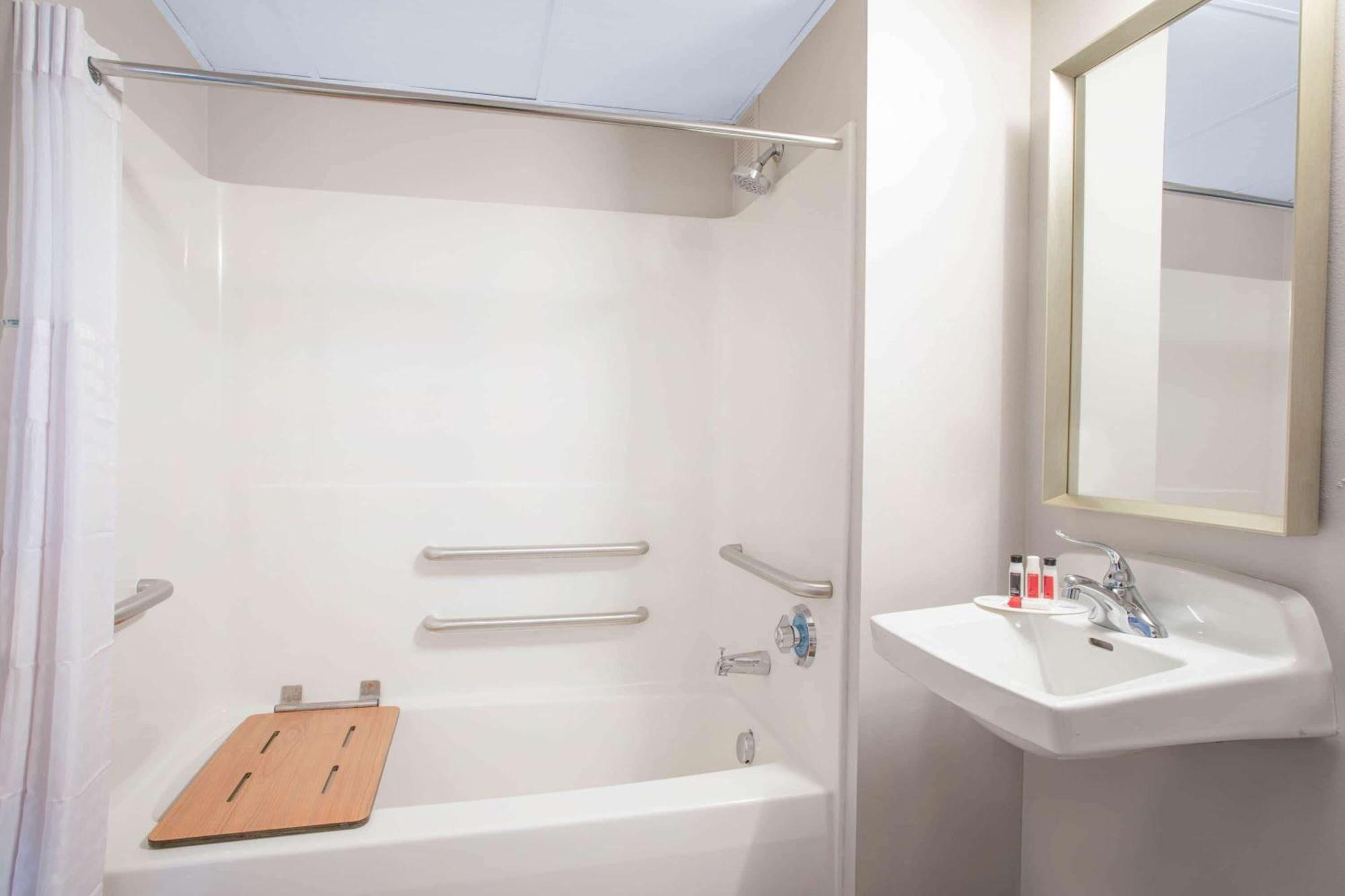 Ramada By Wyndham Hartford North - Bradley Airport Otel Windsor Locks Oda fotoğraf